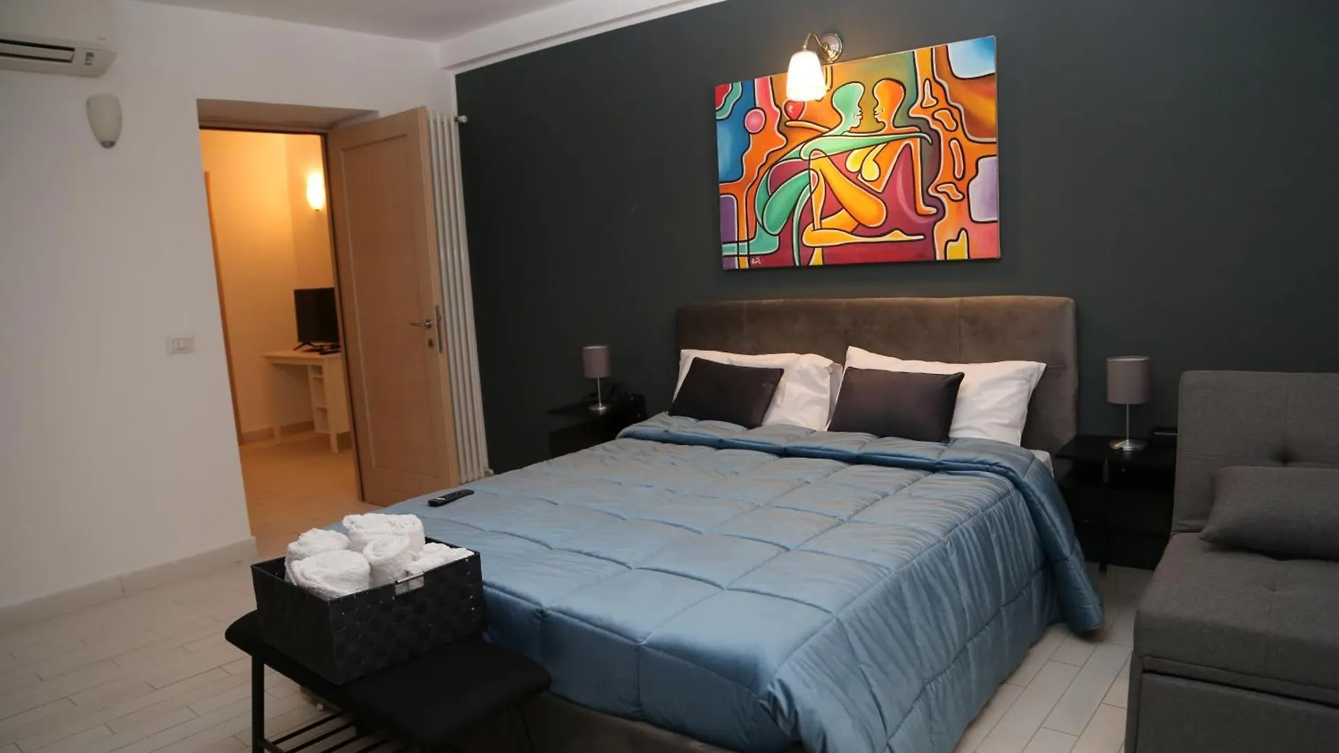 Apartment Appartamenti Resta Cu Mme A Chiaia Naples Italy